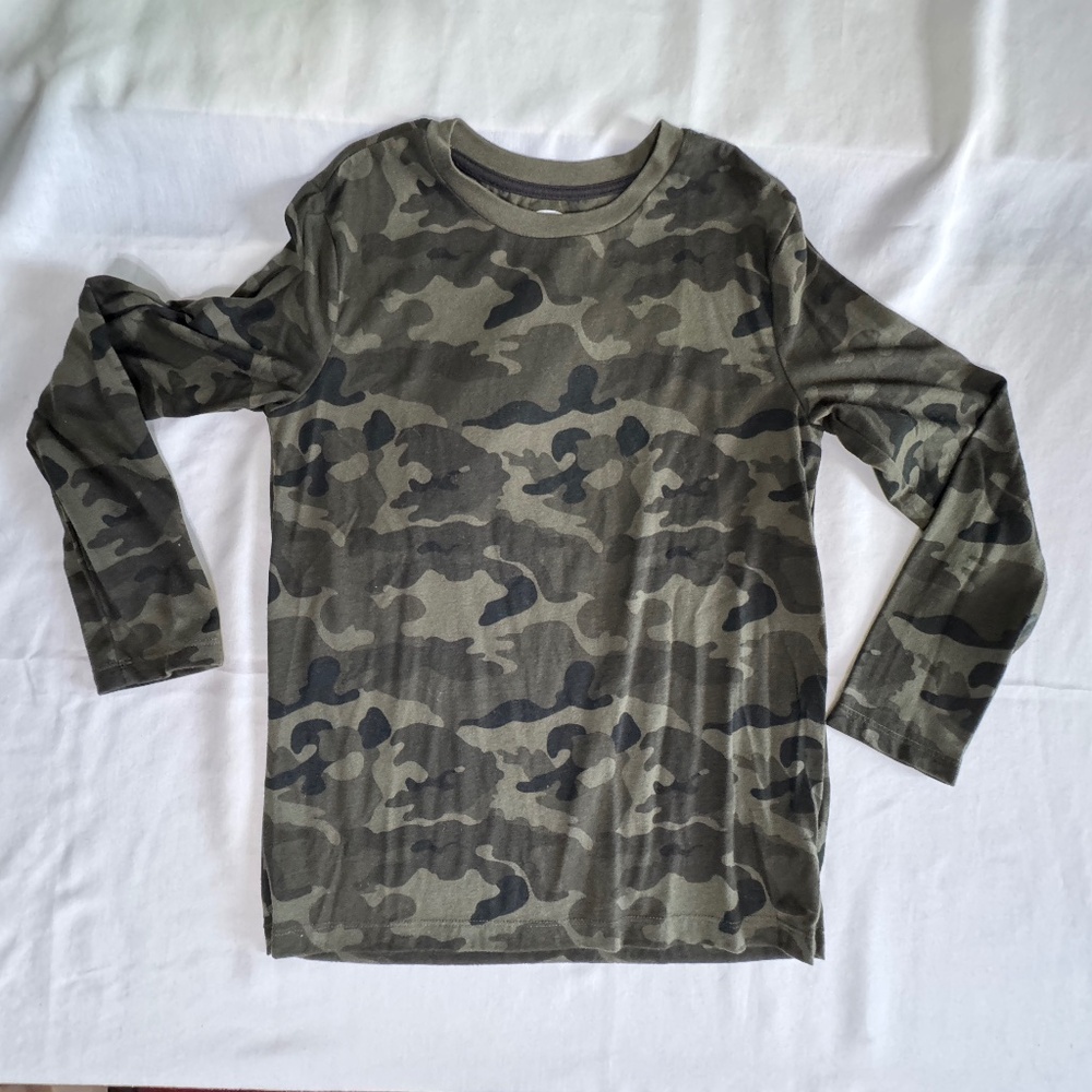 Green Camo Old Navy Long Sleeve Boys T-shirt Size L (10-12) (actually Medium)